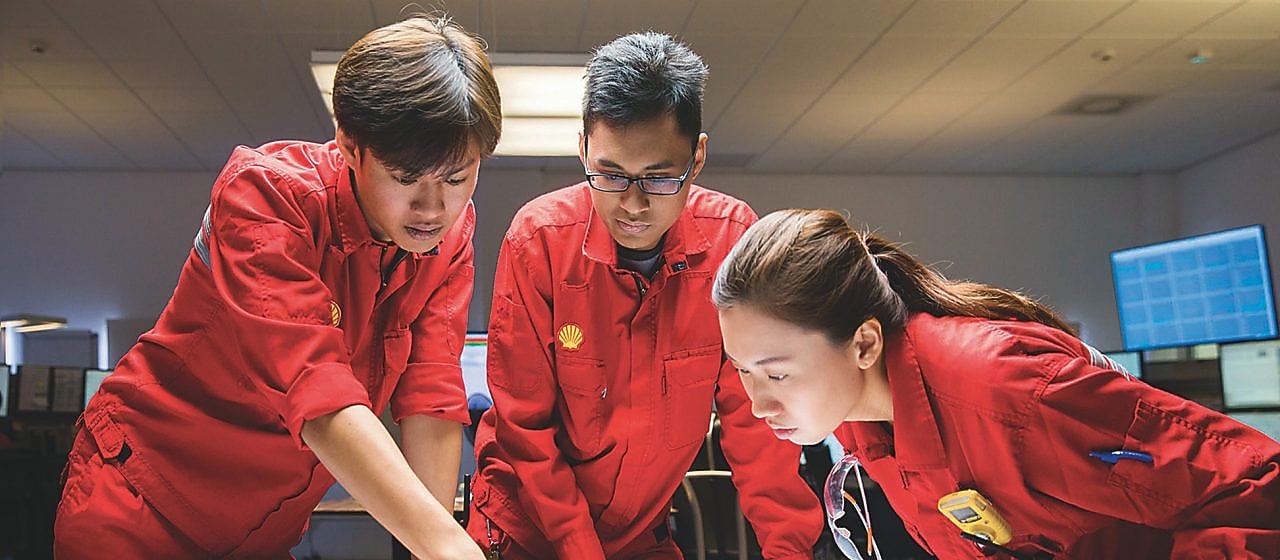 Три специалиста анализируют планы