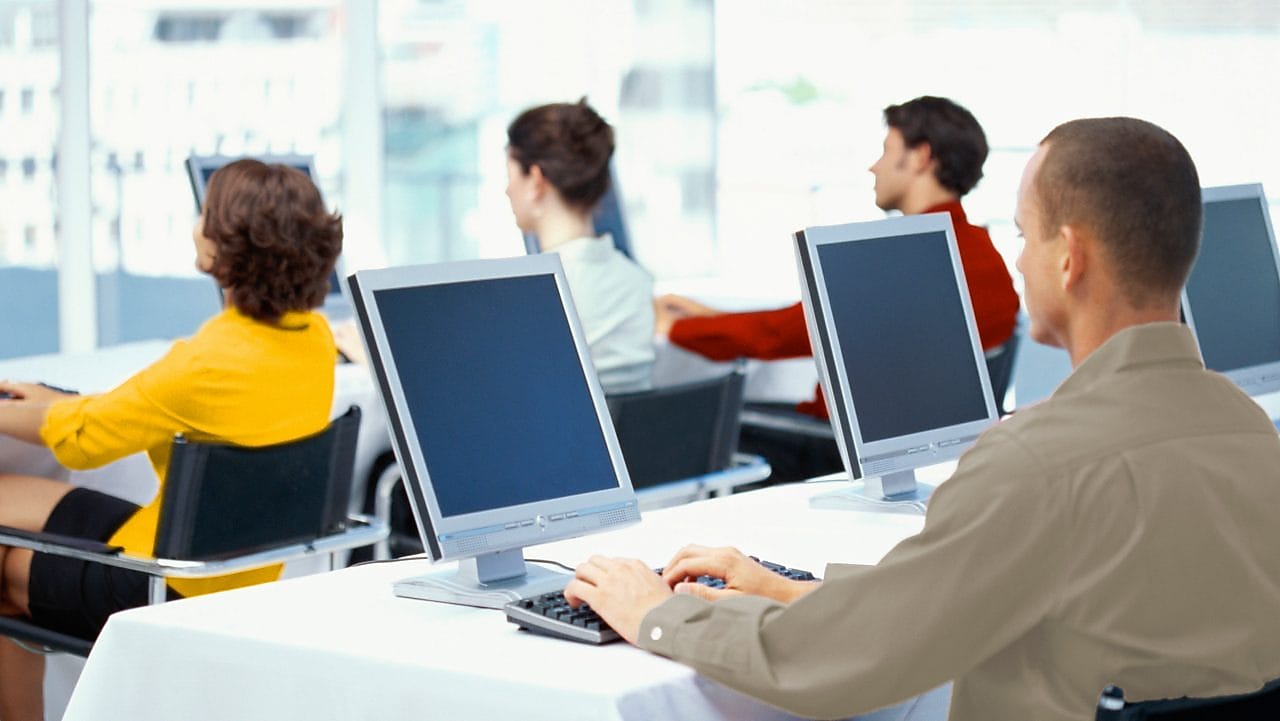 Сотрудники сидящие за компьютерами в офисе