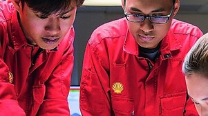 Три специалиста анализируют планы