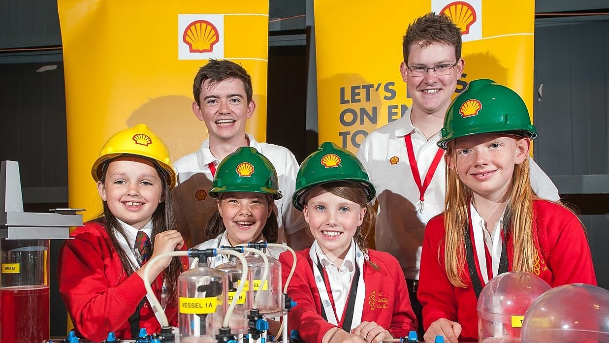 дети в касках с логотипом Шелл