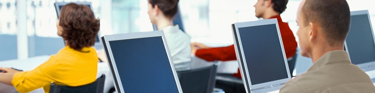 Сотрудники сидящие за компьютерами в офисе 