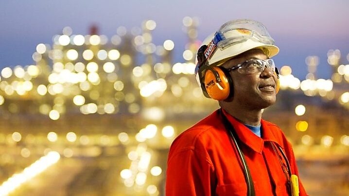 Сотрудник завода по производству продуктов ГЖК (GTL)