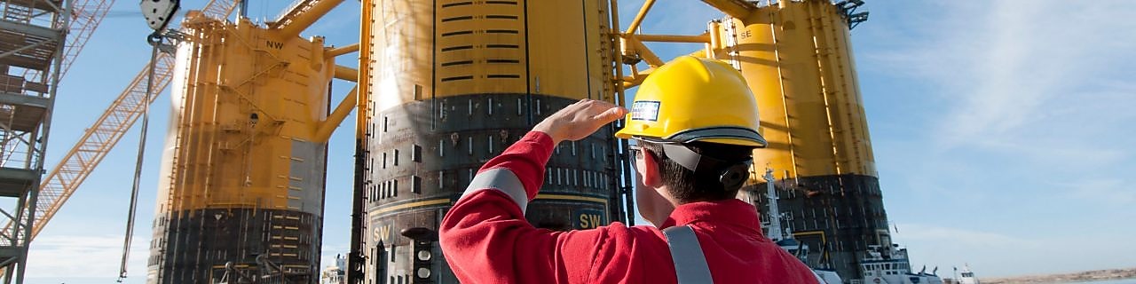 Инженер смотрит вверх на строящуюся платформу