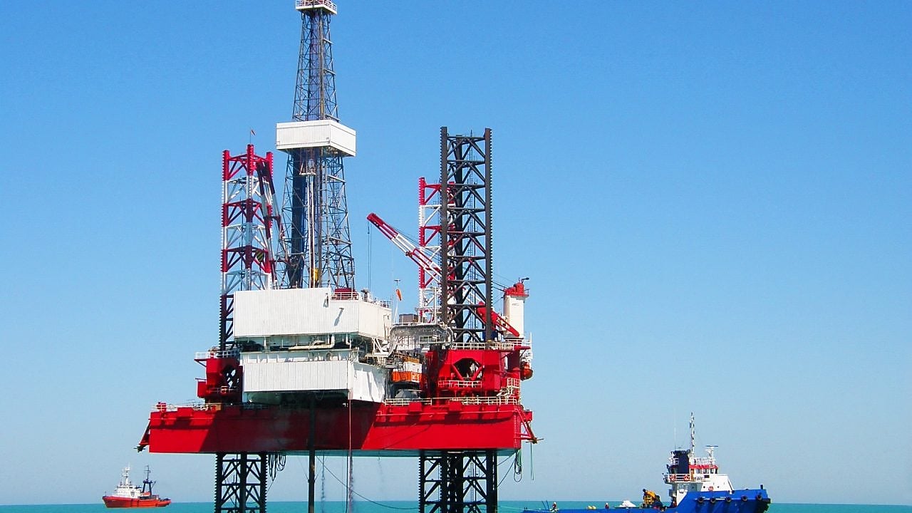  буровая шельфовая платформа в Каспийском море