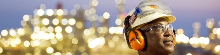 Сотрудник завода по производству продуктов ГЖК (GTL)