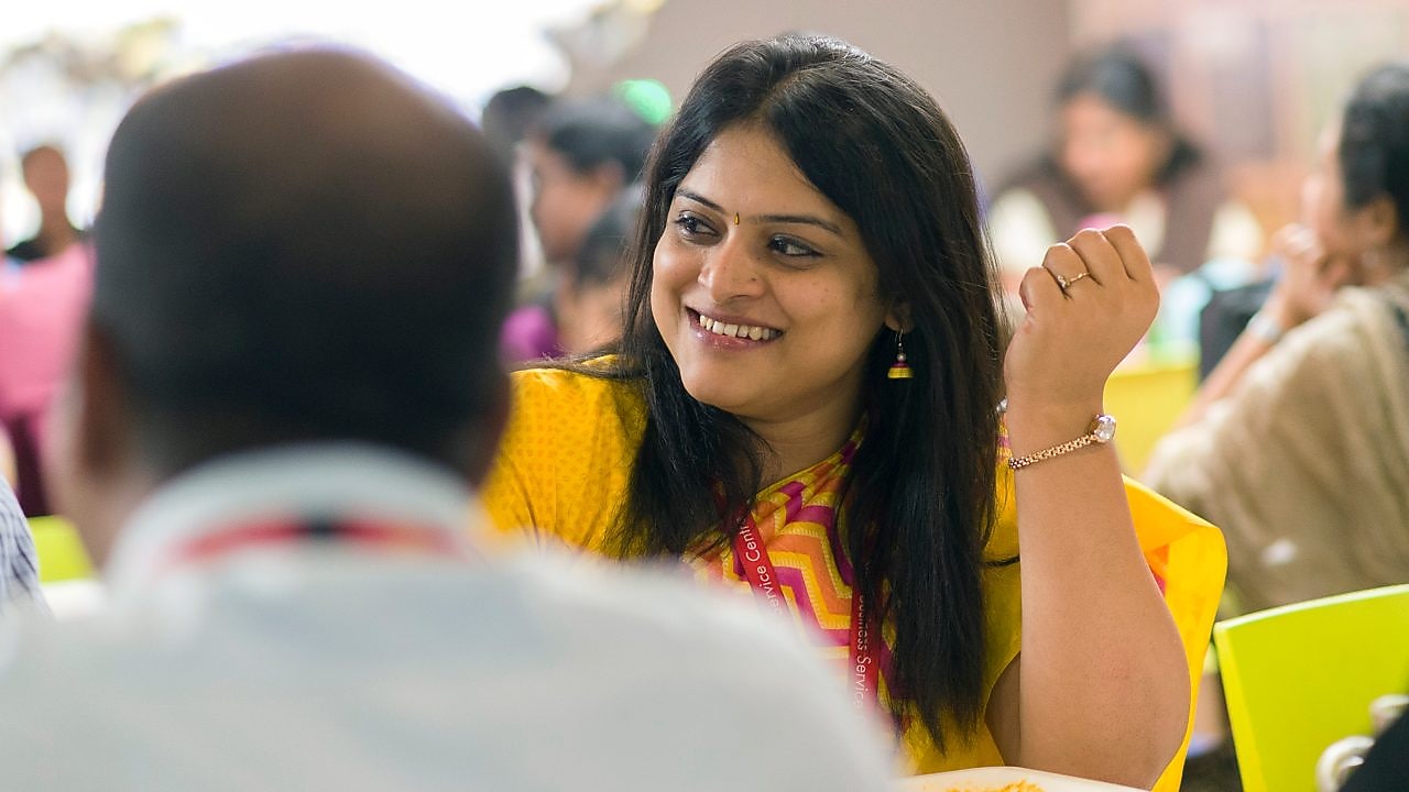 Сотрудники концерна «Шелл» за обедом