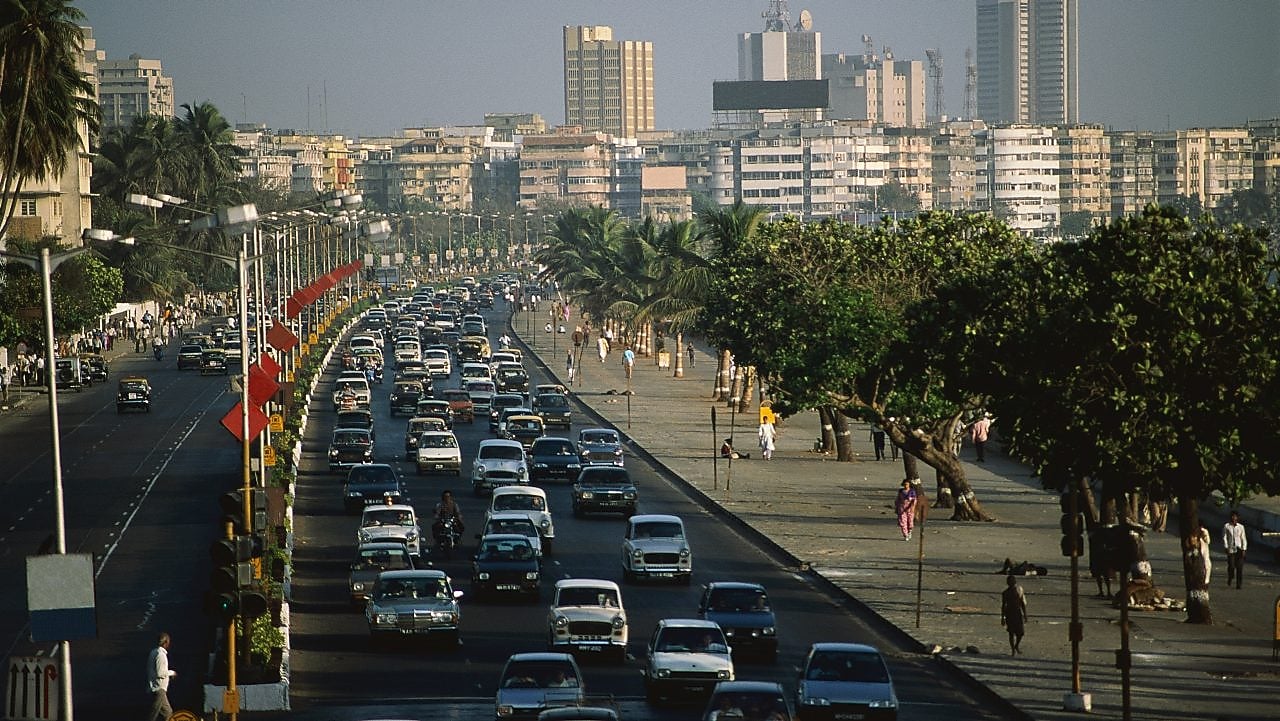 Дорожный затор на бульваре Марин Драйв в Бомбее, Индия