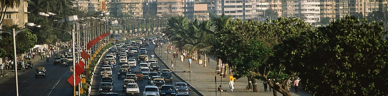Дорожный затор на бульваре Марин Драйв в Бомбее, Индия
