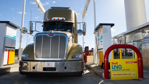 Грузовик, готовящийся к заправке автозаправочной станции СПГ «Шелл»