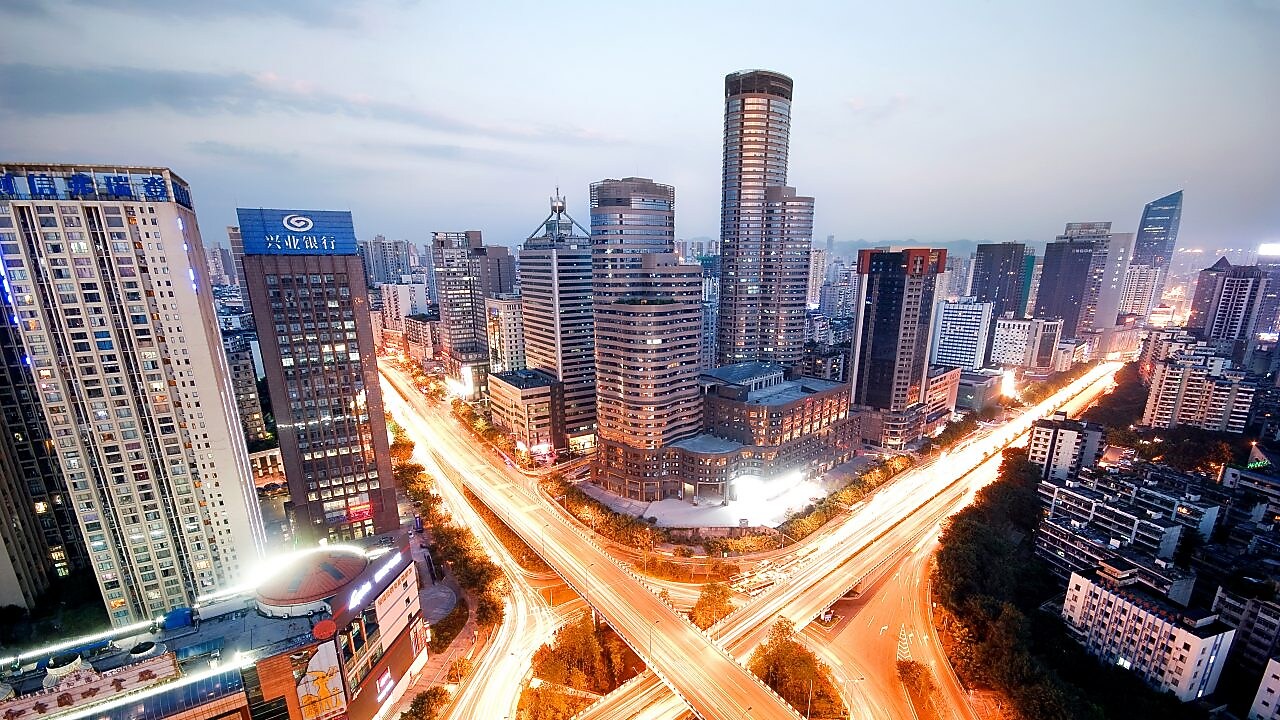 Высотные здания в центре города, подсвеченные лучами заката