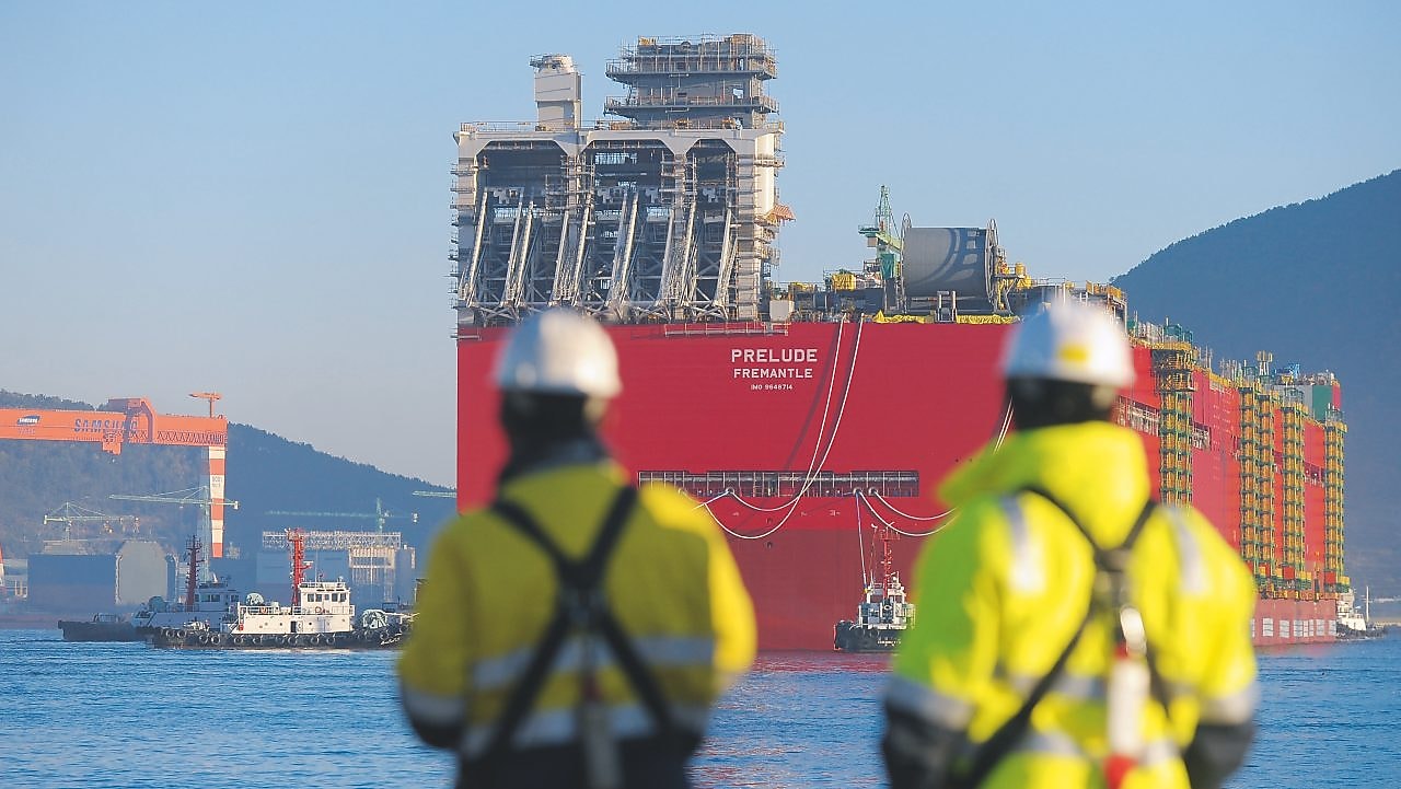 Первое плавание комплекса «Прелюд» – огромный корпус плавучего комплекса погружается в воду в первый раз