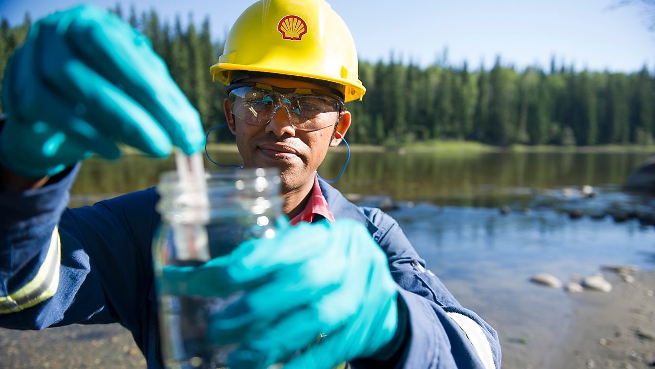 Координатор-эколог концерна «Шелл» берет пробу воды