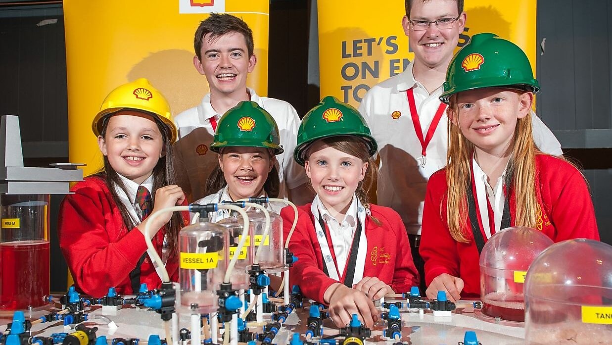 дети в касках с логотипом Шелл