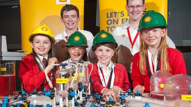 дети в касках с логотипом Шелл