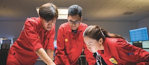 Три специалиста анализируют планы