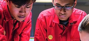 Три специалиста анализируют планы