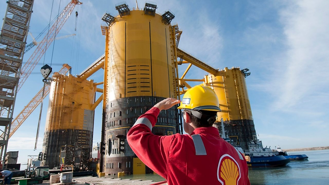 Инженер смотрит вверх – на строящуюся платформу