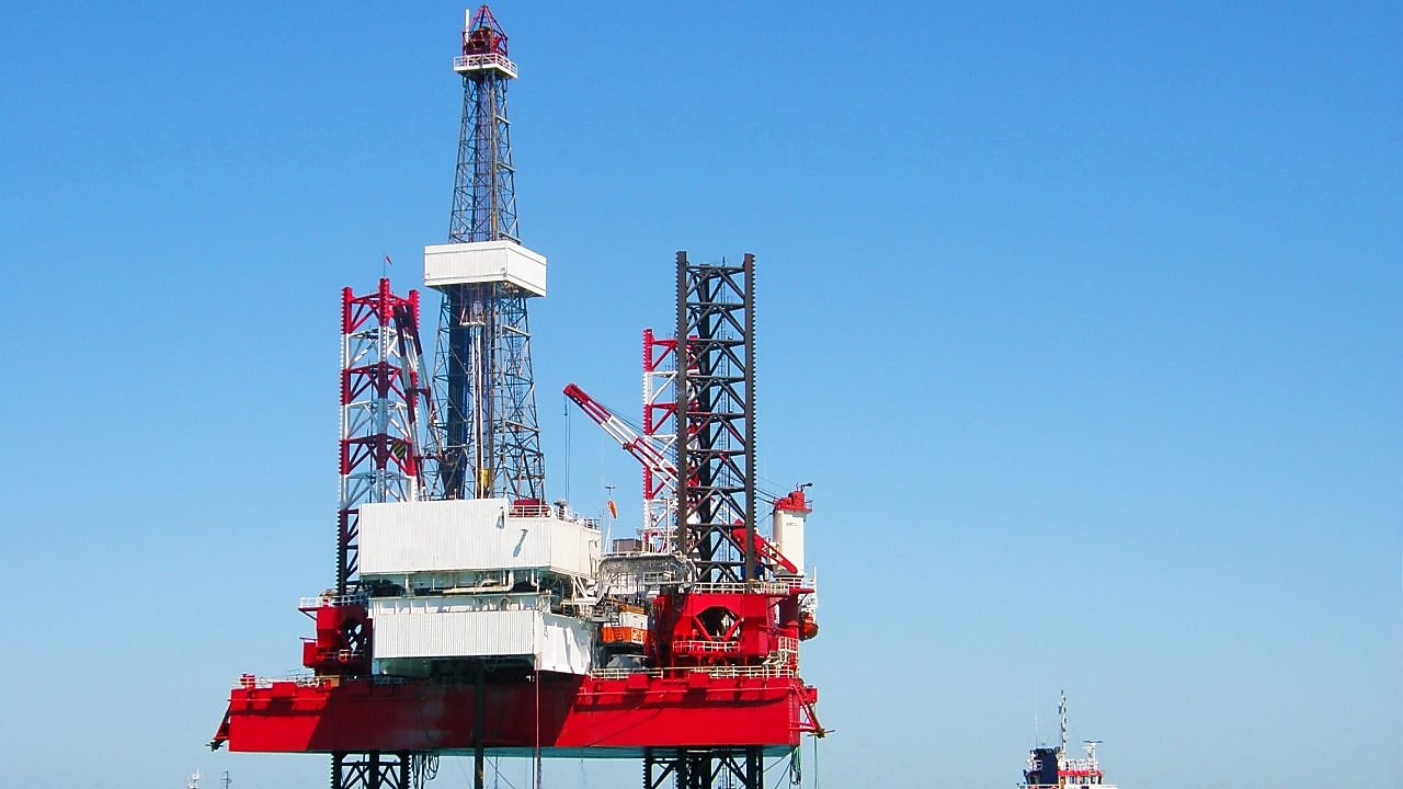 буровая шельфовая платформа в Каспийском море