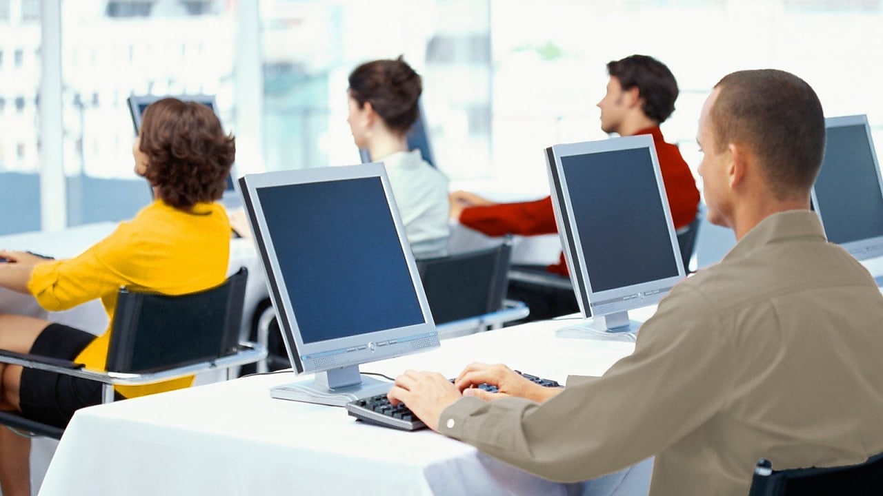 Сотрудники сидящие за компьютерами в офисе