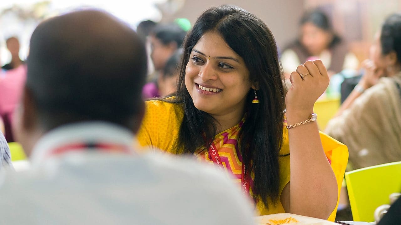 Сотрудники концерна «Шелл» за обедом