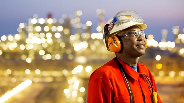 Сотрудник завода по производству продуктов ГЖК (GTL)