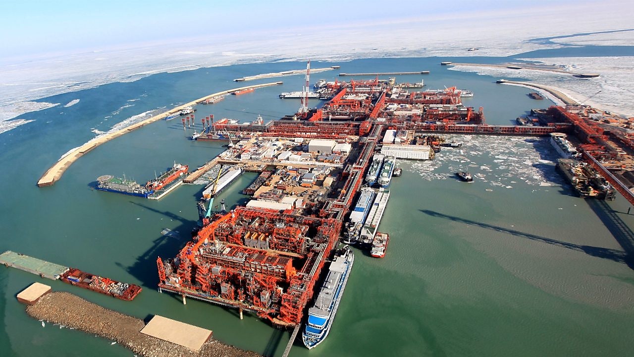 Морская буровая платформа в Каспийском море с корабля