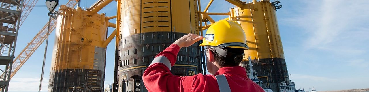 Инженер смотрит вверх – на строящуюся платформу