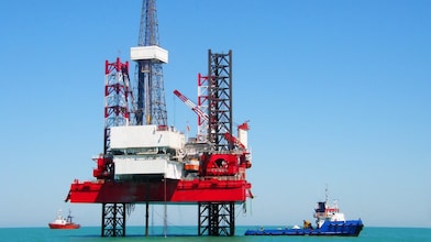 Морская буровая платформа в Каспийском море с корабля