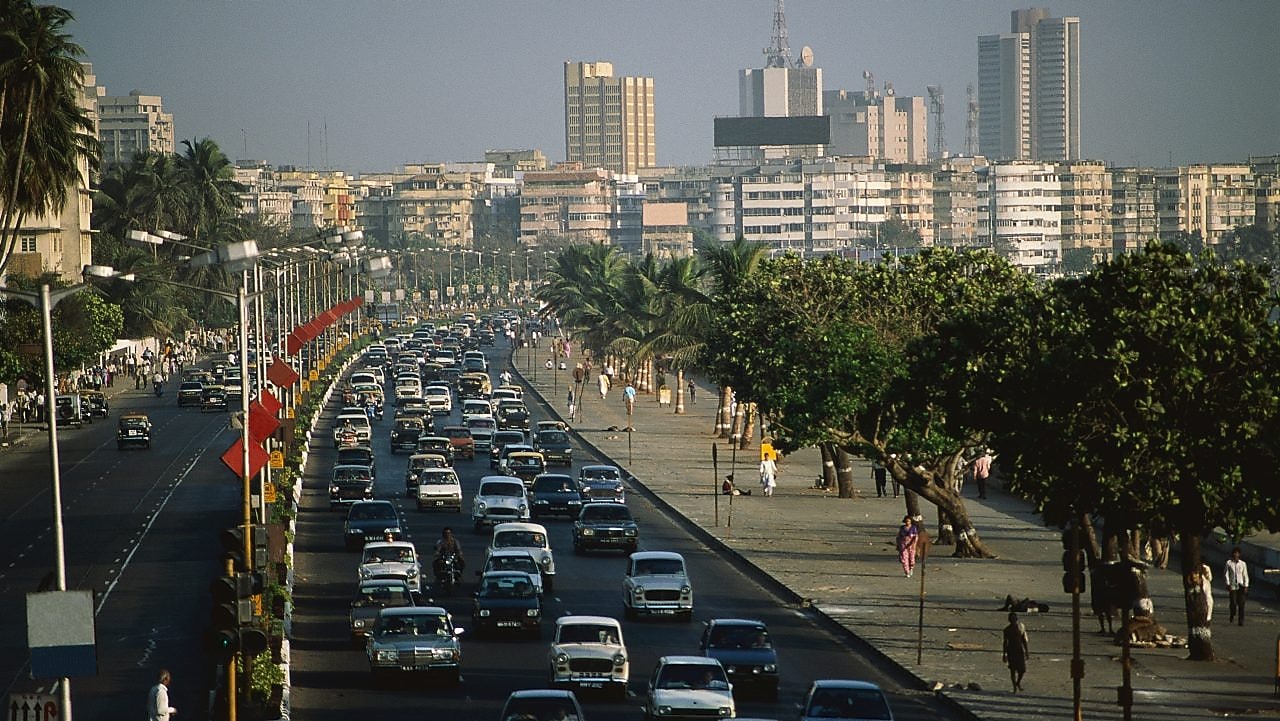Дорожный затор на бульваре Марин Драйв в Бомбее, Индия