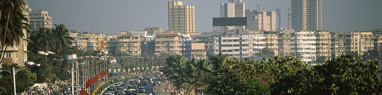 Дорожный затор на бульваре Марин Драйв в Бомбее, Индия