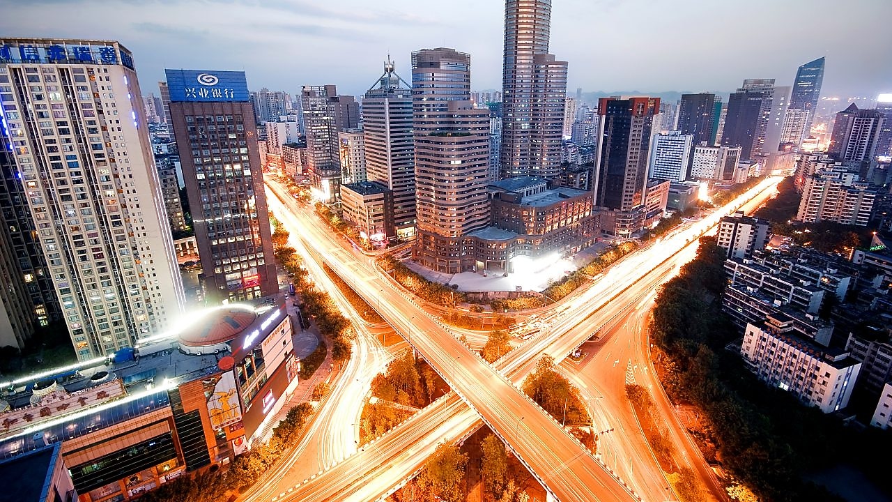 Высотные здания в центре города, подсвеченные лучами заката