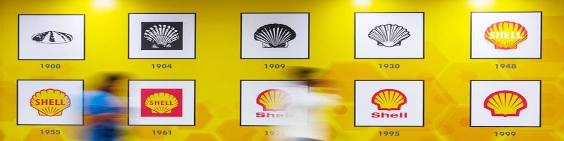 Хронологическая шкала, демонстрирующая эволюцию логотипа Shell от ранних черно‑белых версий начала XX века до современного красно‑желтого эмблемы.